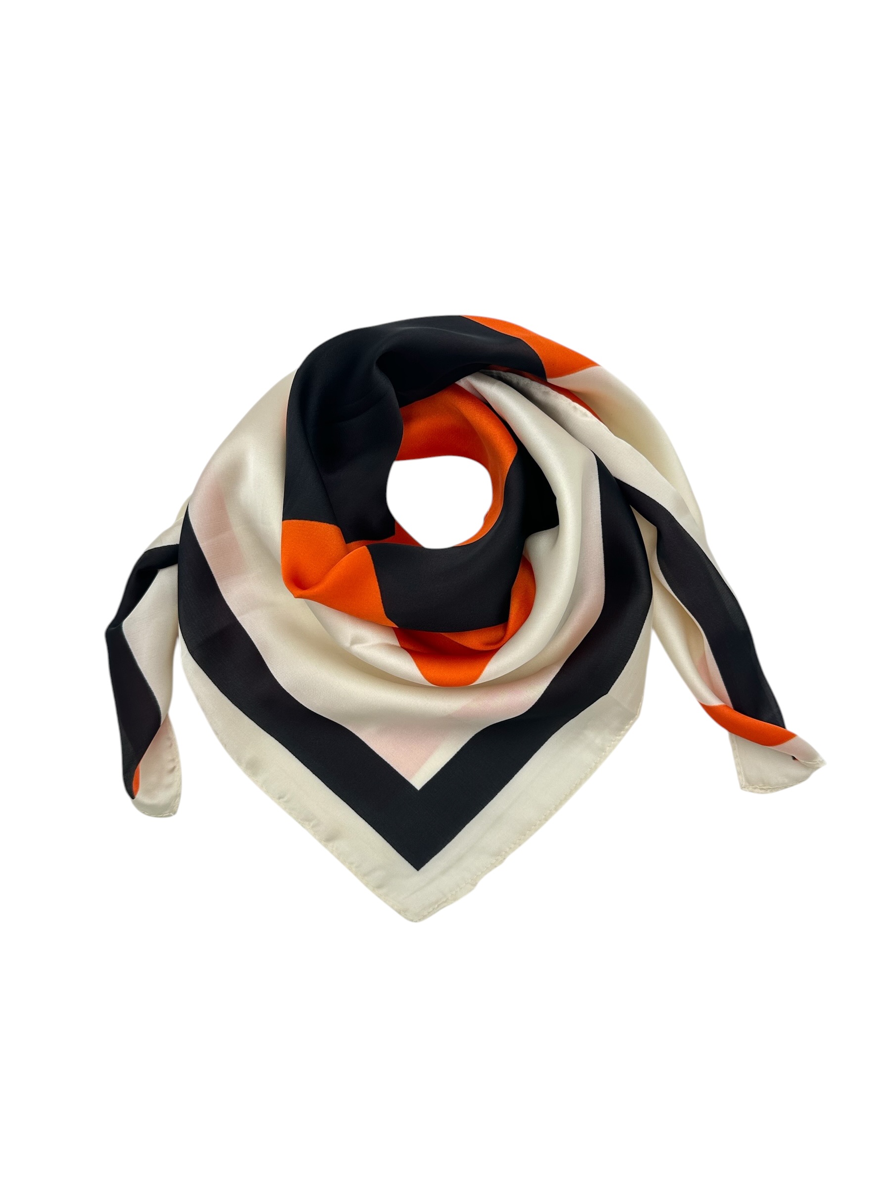 Dames sjaaltje geometrische print oranje zwart wit satijn vierkant in model